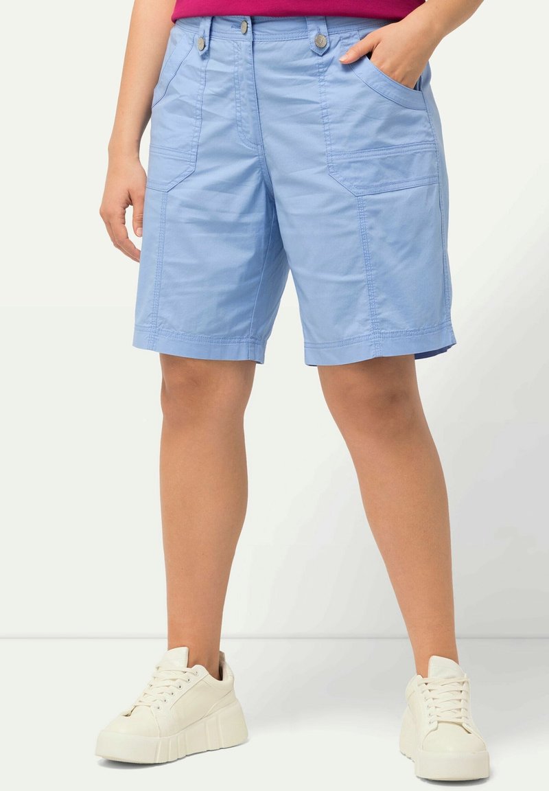Světle modré šortky vyrobené z bavlněné směsi, s polovičním pasem, dvěma předními kapsami a lemem, který sahá těsně nad koleno.