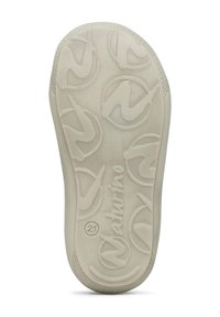 Suola di scarpa color crema con grip testurizzato e decorato, caratterizzato da design circolari e dettaglio in rilievo "Naturino". Taglia "21" stampata sulla suola.