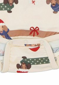 Lys creme farvet jumpsuit med tegneserie dachshunde i festlige outfits, prydet med røde sløjfer og et grønt mønstret tørklæde. Trykknaplukning i bunden.