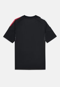 Zwarte shirt met korte mouwen, voorzien van een ronde halslijn en contrasterende rode en witte accenten op de schouders. Glad stof met een aansluitend ontwerp.