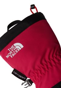 Crvena vodootporna termo rukavica sa elastičnim zglobom, crnim obrubom, kukicom za pričvršćivanje i logotipom "The North Face".