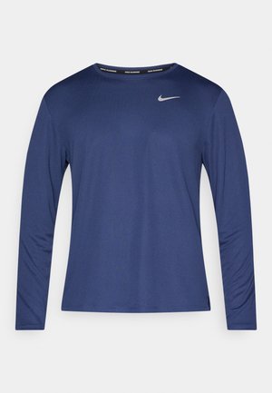 Μπλούζα μακρυμάνικη Nike Running σε ναυτικό μπλε χρώμα. Κατασκευασμένη από ελαφρύ ύφασμα με στρογγυλή λαιμόκοψη και μικρό ασημί λογότυπο στο στήθος.