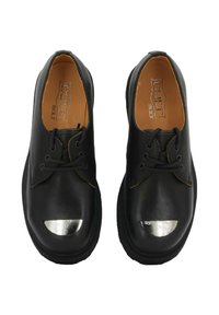 Scarpe in pelle nera con lacci e punta arrotondata, caratterizzate da una punta metallica argento, cuciture marroni a contrasto e suola in gomma testurizzata.