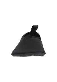 Zwarte slipper met een puntig, gestroomlijnd ontwerp. Gemaakt van stof, met een getextureerde rubberen zool en een stoffen lus voor gemakkelijk aan- en uittrekken.