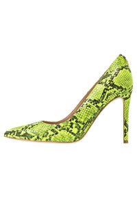 Pompe à talons aiguilles en cuir de serpent vert et noir, avec un bout pointu, une texture brillante et un talon stiletto, présentant un design sans couture.