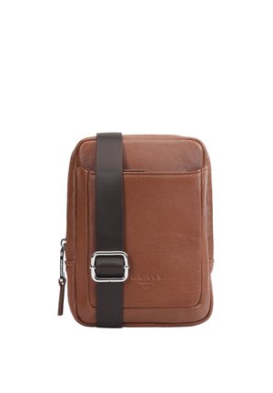 Sac bandoulière en cuir marron avec poche avant, sangle noire réglable et boucle en argent, présenté sur un fond blanc.