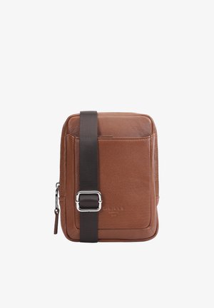 Sac bandoulière en cuir marron avec poche avant, sangle noire réglable et boucle en argent, présenté sur un fond blanc.