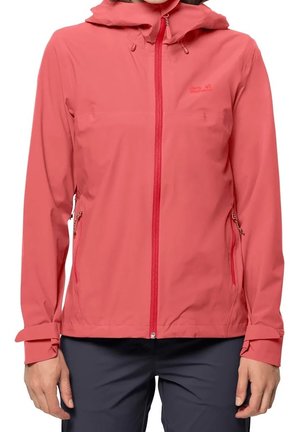 Chaqueta impermeable roja con capucha, frontal con cremallera y bolsillos laterales. Cuenta con puños ajustables y una textura suave y ligera.