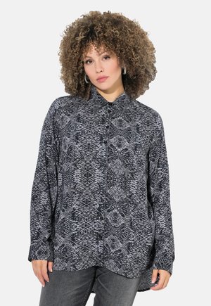 Zwart en grijs geblokt blouse met een knoopsluiting kraag, lange mouwen en een losse pasvorm, met een gestructureerd slangenleer ontwerp.