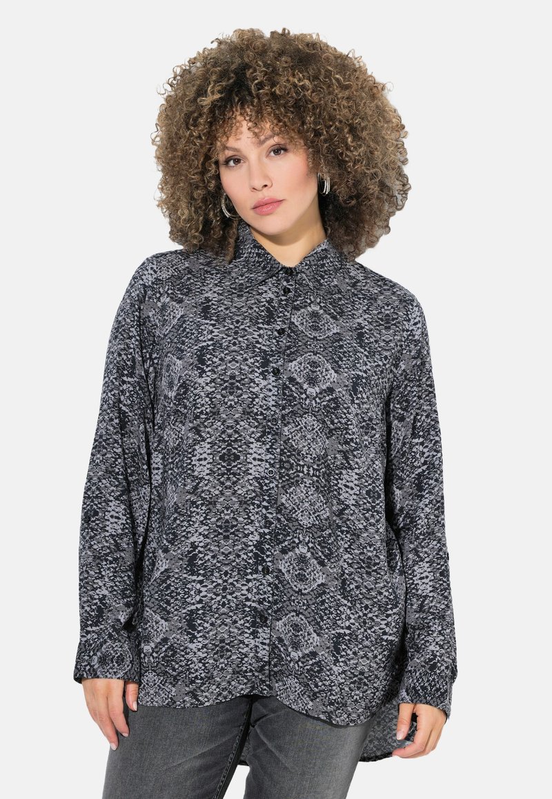 Zwart en grijs geblokt blouse met een knoopsluiting kraag, lange mouwen en een losse pasvorm, met een gestructureerd slangenleer ontwerp.