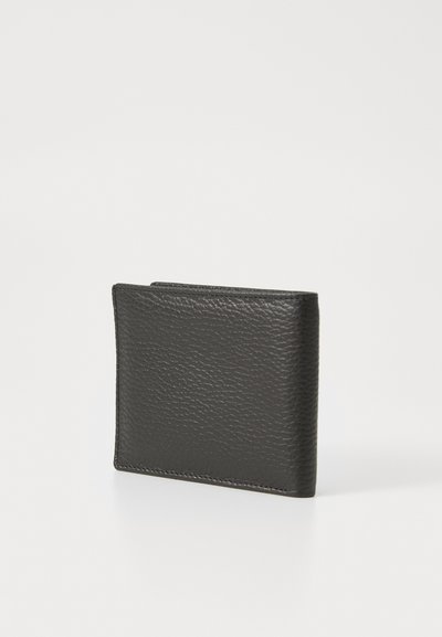 Un portefeuille en cuir noir avec une finition texturée, un design plié en deux et des coins arrondis. Sa forme compacte est idéale pour les cartes et les billets.