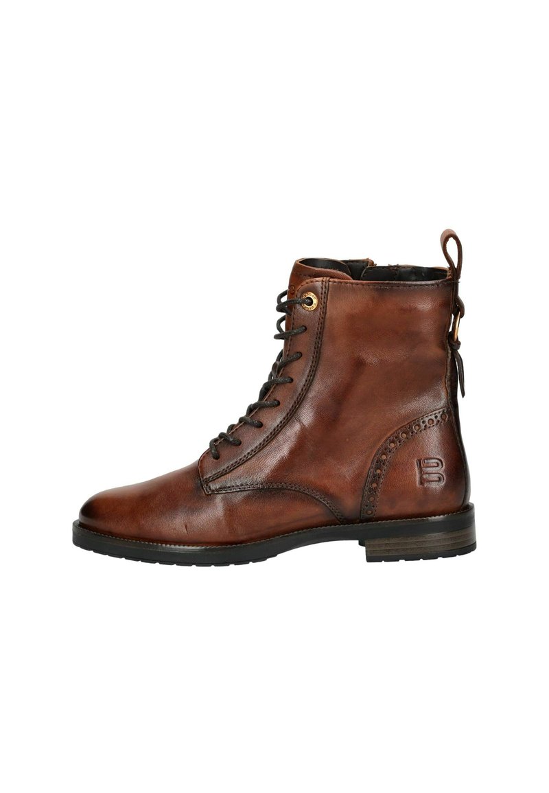 Stivaletto in pelle marrone con lacci, punta arrotondata, cuciture a contrasto, dettagli brogue laterali e linguetta sul tallone.
