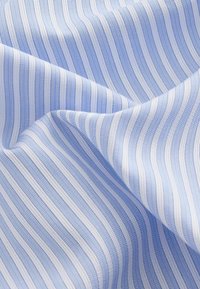 Blau-weißer gestreifter Stoff mit einer weichen Textur, der abwechselnd dünne und dicke horizontale Linien aufweist. Der Stoff wirkt leicht.