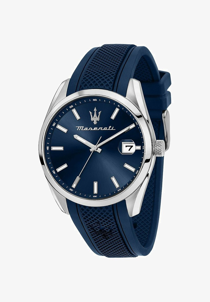 Maserati-Uhr mit einem runden blauen Ziffernblatt, silberfarbenen Markierungen, einem Datumsfenster und einem strukturierten blauen Gummiband. Akzente aus Edelstahl.