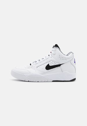 Białe wysokie trampki z czarnym znakiem Nike, perforowanymi detalami, wzorzystą podszewką kołnierza i fioletowym oznaczeniem na pięcie na białym tle.