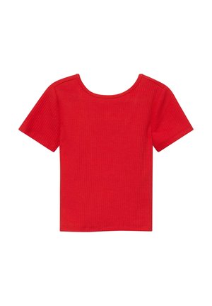 Top court rouge en maille côtelée à manches courtes avec encolure arrondie, présenté sur fond blanc.