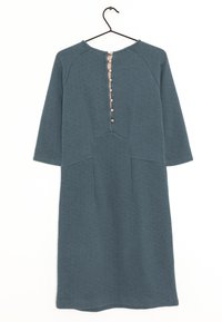 Turkusowa dzianinowa sukienka z rękawami o długości trzy czwarte, prą�żkowaną teksturą i guzikiem na plecach. Posiada dopasowaną górę i rozkloszowany dół.