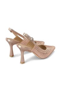 Talons slingback en or rose avec un bout pointu, ornés de stuc en strass et d'une semelle intérieure texturée. Un accent en nœud sur la lanière de la cheville.