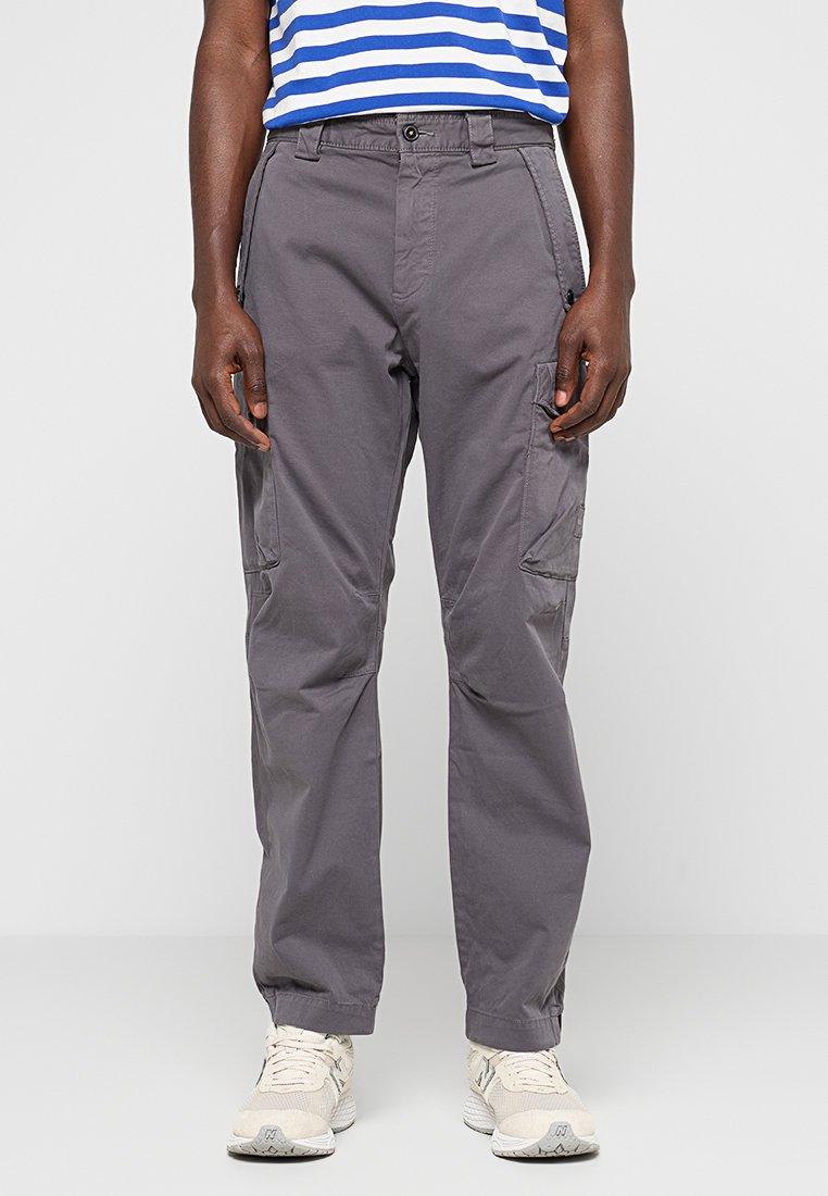Pantalons cargo gris avec une coupe décontractée, fabriqués en tissu léger. Comprend des poches latérales et du tissu renforcé aux genoux.