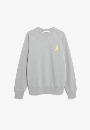 Lichtgrijze sweater met ronde hals en geribbelde manchetten en boord, met een klein geel logo in de vorm van een sleutelgat op de linkerborst.