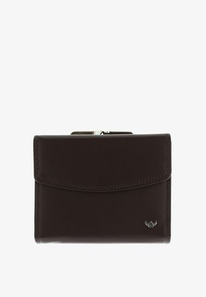 Portefeuille en cuir marron foncé avec fermeture à rabat et fermoir argenté, avec un petit logo métallique dans le coin inférieur droit.