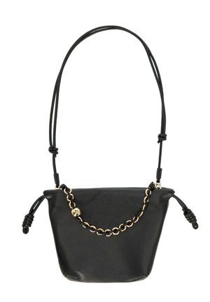 Czarna skórzana torebka z regulowanym paskiem z supłem i dekoracyjnym złotym łańcuszkiem z przodu, z bocznymi detalami ze ściągaczami.
