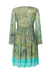 Grünes Paisleymuster-Kleid mit langen Ärmeln, gestuftem Design, transparentem Stoff und türkisfarbigen Säumen. Enthält filigrane Muster und eine fließende Silhouette.