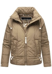 Bruine pufferjas met ritssluiting, hoge kraag en contrasterende voering. Voorzien van elastische cord-stoppers en twee voortassen. Gladde textuur.
