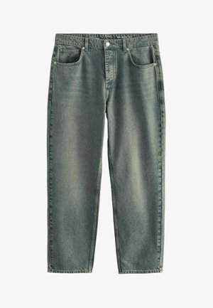 Laisvai krentantys džinsai, nublukusios žalios spalvos, su klasikinio penkių kišenių dizainu, matomomis siūlėmis ir šiek tiek siaurėjantys keliai.