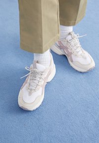 ASICS SportStyle GEL-1090V2 - Sportcipő - white/maple sugar