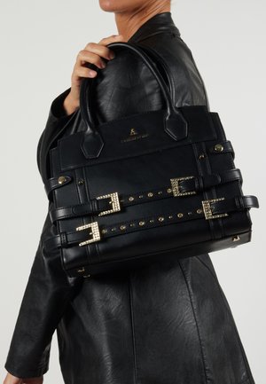 Borsa a mano in pelle nera con design strutturato, dettagli in hardware dorato, manici borchiati e doppie maniglie. Presenta un emblema sulla parte anteriore.