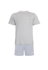 Jasnoszary sportowy t-shirt z okrągłym dekoltem i krótkimi rękawami, zestawiony z jasnoniebieskimi szortami z boczną kieszenią i detalem logo.