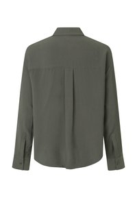 Chemise olive verte à manches longues avec un pli au dos, col classique et poignets boutonnés. Texture lisse et coupe décontractée.