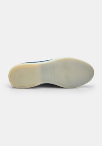 Marineblaues Schuhwerk mit strukturiertem Obermaterial und einer weißen Gummisohle. Verfügt über eine runde Zehenpartie und ein dezentes Markenlogo auf der Sohle.