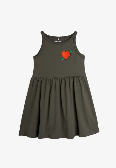 Vestido de algodão verde com saia rodada, apresentando um coração vermelho bordado e folhas verdes no peito. Design simples e casual.