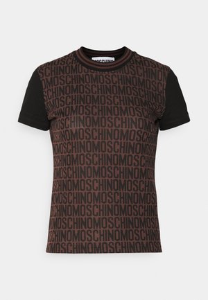 Lyhythihainen ruskea ja musta t-paita, jonka etupuolella on toistuva "MOSCHINO"-tekstikuvio ja yksiväriset mustat hihat.