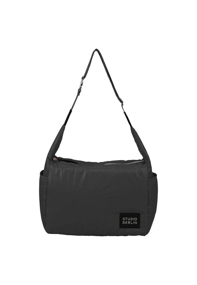 Borsa a spalla grigia scura in materiale trapuntato, con una sola tracolla regolabile e chiusure a zip. Presenta una patch con il logo sul lato.