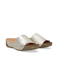 Metalen zilveren instap schoenen met open tenen, een gladde textuur, gestikte details en een lage, bruin gevormde zool.