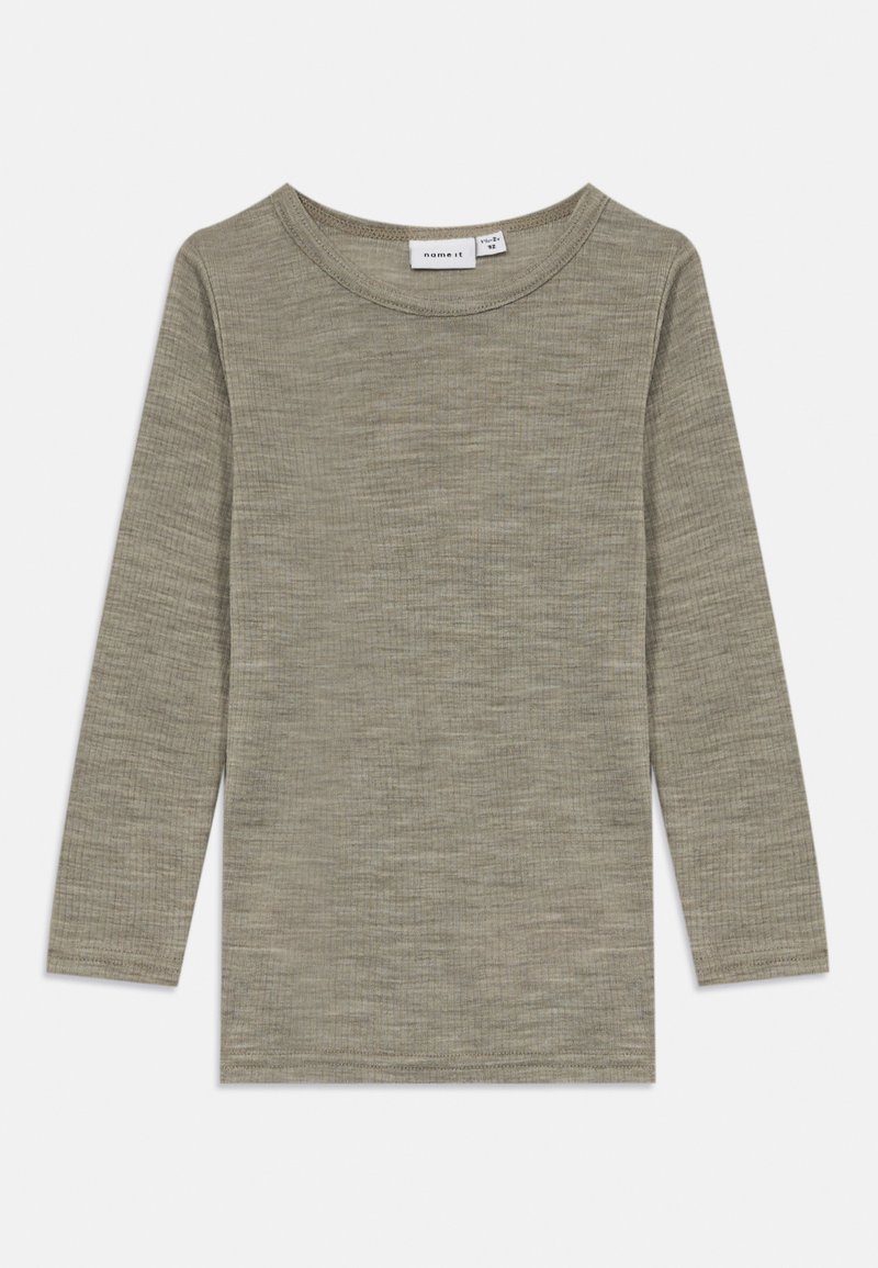 Camisola de manga longa, verde oliva, feita de um material de malha texturizado. Apresenta um decote redondo e costura simples ao longo da barra e das mangas.