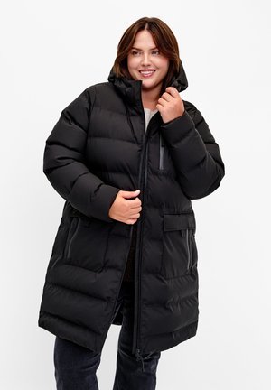 Manteau matelassé noir avec fermeture éclair, capuche et deux poches avant. Le tissu semble lisse avec une finition brillante et un motif matelassé.