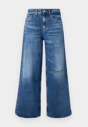 Jean en denim bleu à jambes larges avec un effet délavé, doté d'une poche avant et d'un détail déchiré au genou, fini avec une taille classique.