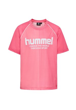 T-shirt de sport rose à manches courtes, présentant un design dégradé et un texte de logo blanc : "hummel CHANGE THE WORLD THROUGH SPORT."
