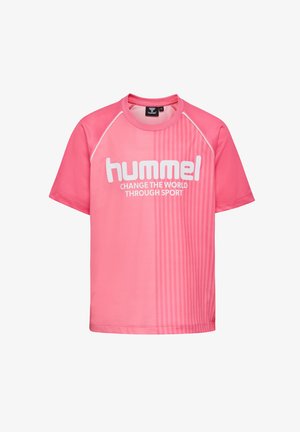 Pink sports T-shirt med korte ærmer, med et gradientdesign og hvid logo tekst: "hummel CHANGE THE WORLD THROUGH SPORT."