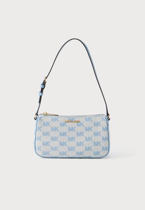 Lille rektangulær lyseblå håndtaske med gentaget MK-mønster, gyldent Michael Kors-logo og justerbar skulderrem.
