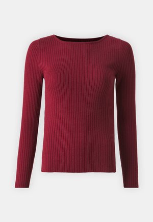 Ribbet burgunder genser med lange ermer, rund hals og en figursydd design. Laget av mykt strikkemateriale med vertikal tekstur.