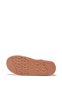 Sole in gomma con pattern testurizzato, caratterizzata da una costruzione leggera e branding incavato. Durevole, progettata per aderenza e comfort.