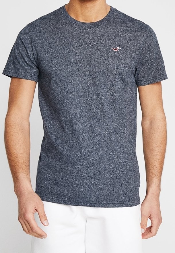 Camiseta de algodón azul marino jaspeada con mangas cortas, cuello redondo y un pequeño logo en el lado izquierdo del pecho. Textura suave, corte regular.