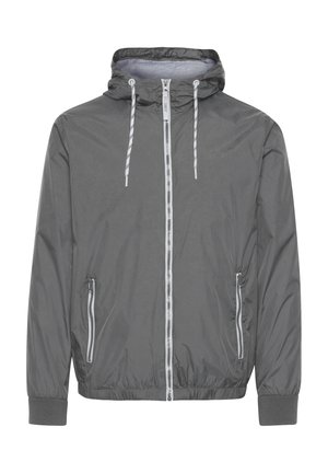 Chaqueta ligera gris con capucha, cremallera frontal, dos bolsillos laterales y puños elásticos. Fabricada en un material suave y resistente al agua.