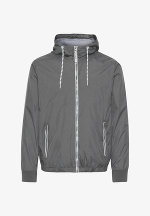 Szara, lekka kurtka z kapturem, z przodu na zamek błyskawiczny, dwoma bocznymi kieszeniami i elastycznymi mankietami. Wykonana z gładkiego, wodoodpornego materiału.