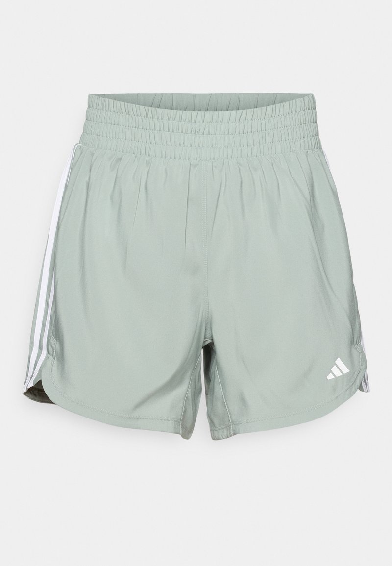 Shorts de sport vert clair avec une taille élastique, des bandes blanches sur les côtés et un petit logo blanc sur le bas de la jambe droite.